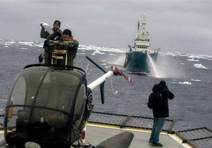 В Антарктике после столкновения с китобоем разбилось судно экологов