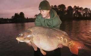 Британский рыболов поймал гигантского зеркального карпа - вес рекорда 43 кг